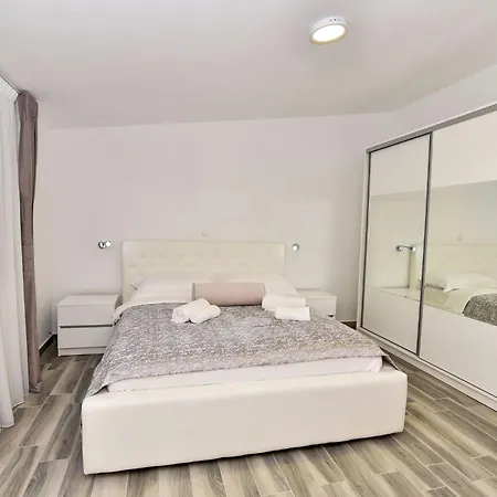 Charming 2-bedroom With Stunning Views In *