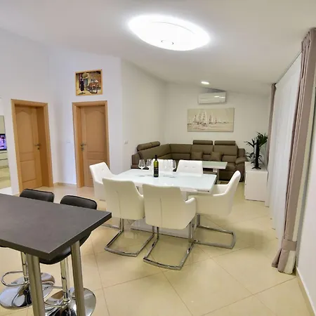 Apartmán Charming 2-bedroom With Stunning Views In Vir