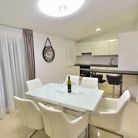 Charming 2-bedroom With Stunning Views In * Vir